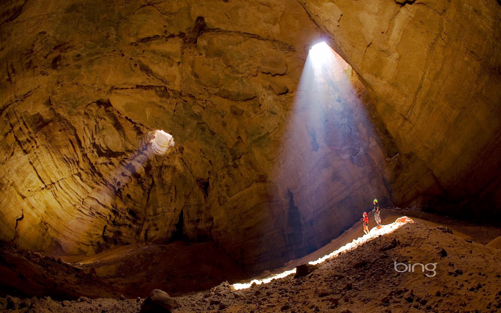 Majalis Al Jin Cave